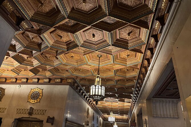 Chicago Architecture and True Crime Tour - Starting at the Palmer House Hilton