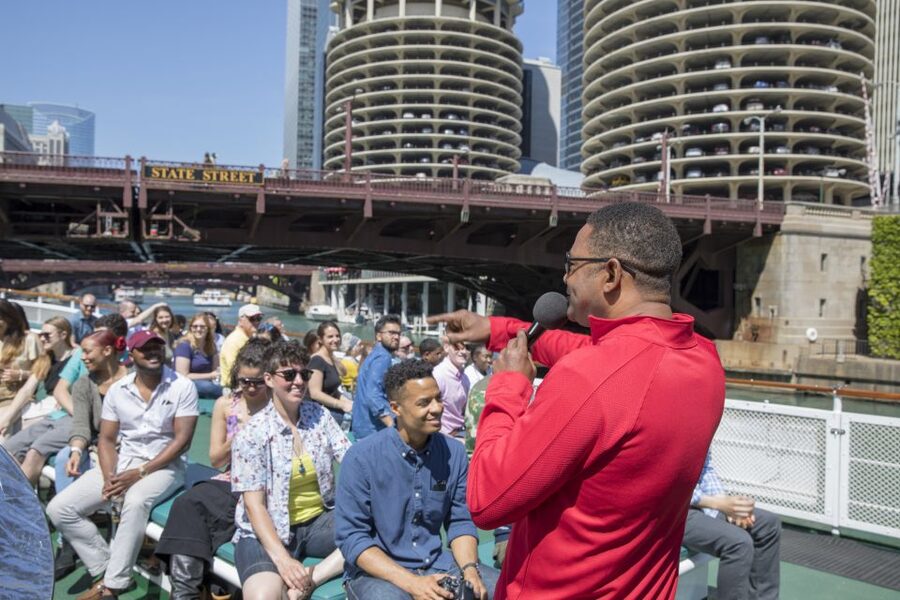 Chicago: Architecture Center Cruise on Chicago's First Lady - The first view: Chicago’s canyon from the water