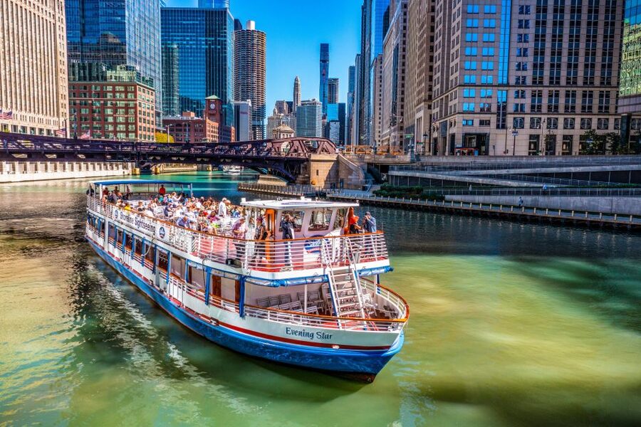 Chicago: Architecture River Cruise Skip-the-Ticket Line - Reading 40 buildings along the central river