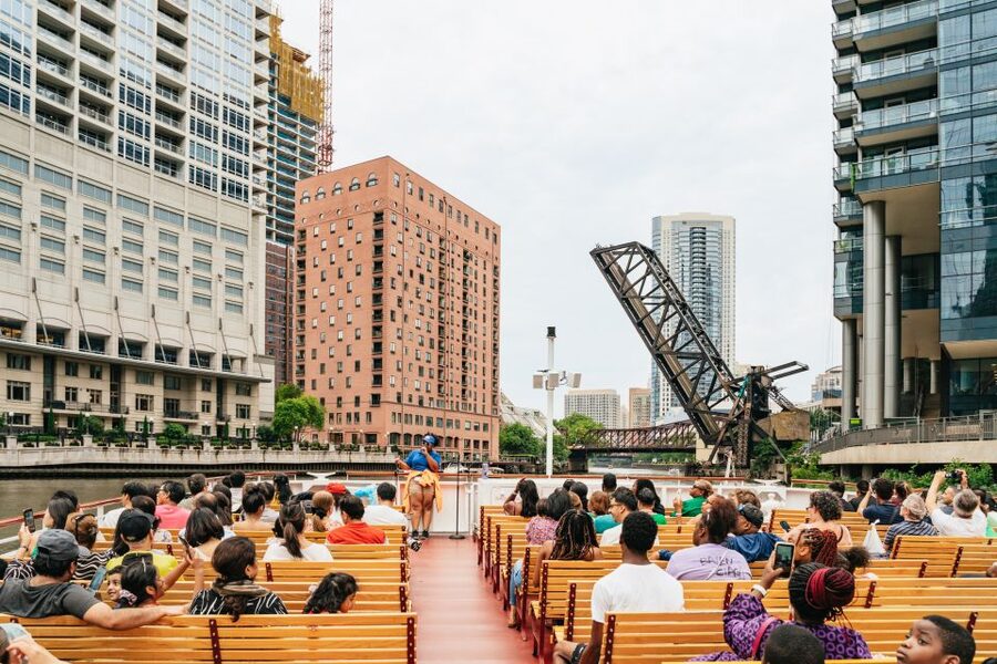 Chicago: Architecture River Cruise Skip-the-Ticket Line - Why the live guide matters