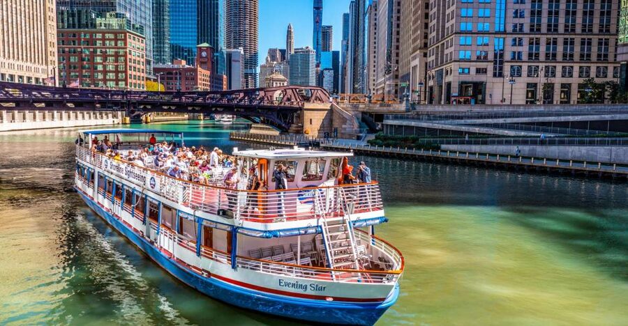Chicago: Architecture River Cruise Skip-the-Ticket Line - The first minutes: boarding and finding your place