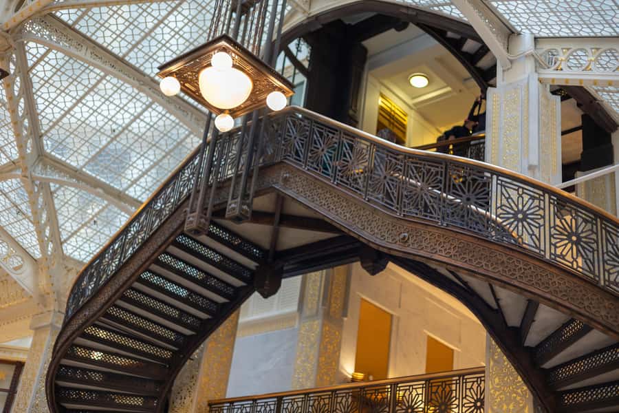 Chicago: Architecture & True Crime History - Meeting under the Palmer House canopy