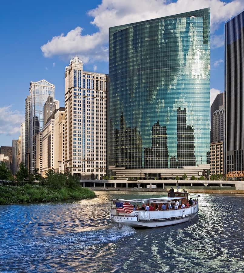 Chicago: Historic Architecture Chicago River Small Boat Tour - Boarding the historic yacht