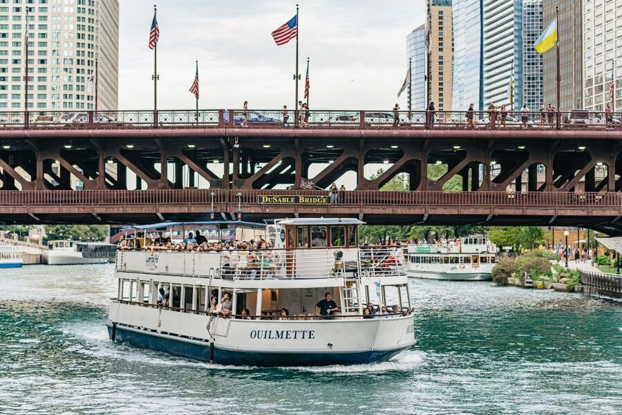 Chicago River: 1.5-Hour Guided Architecture Cruise - The Guides Are the Main Attraction