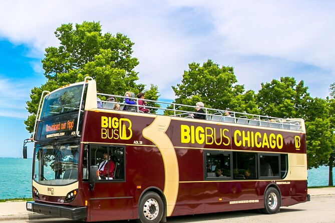 Chicago River Architecture Tour and Big Bus Hop-on Hop-off Tour - Stop 4 at 800 South Michigan Avenue: Hilton Chicago and Grant Park