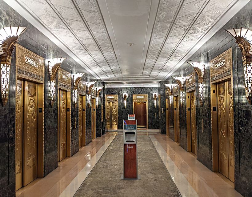 Chicago Walking Tour: See Inside Art Deco Masterpieces - Meeting at the horse sculpture on Financial Place