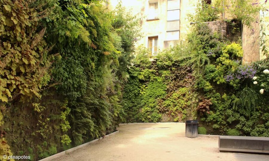 Contemporary Architecture in Bordeaux city center! - Place Pey-Berland puts old and new side by side