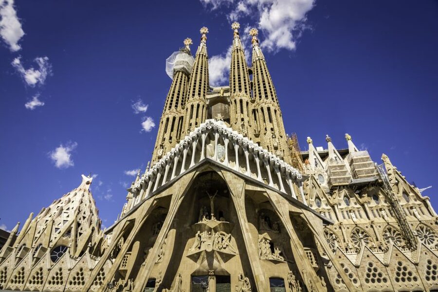From Costa Brava: Barcelona and Antoni Gaudí's Work Bus Tour - What the bus format really gives you