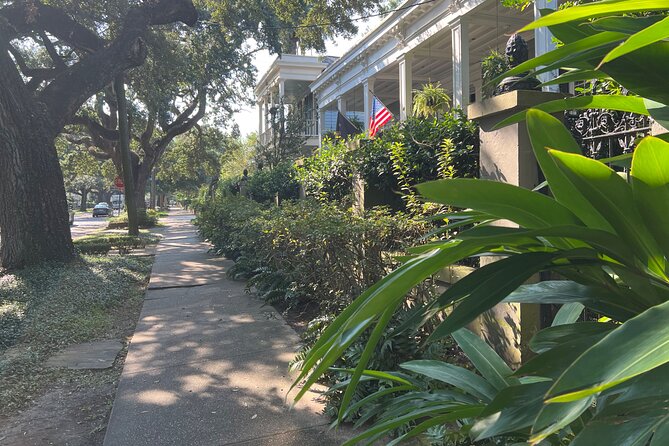 Garden District Architecture Walking Tour in New Orleans - Lafayette Cemetery No. 1 in thirty minutes