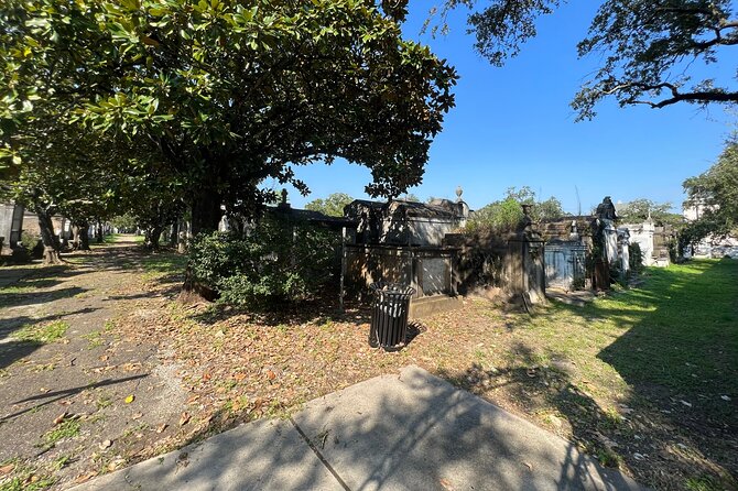 Garden District Architecture Walking Tour in New Orleans - The guide can make or break the experience