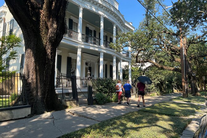 Garden District Architecture Walking Tour in New Orleans - Ninety minutes among Garden District mansions
