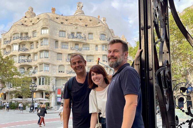 Gaudí and Barcelona Legends Walking Tour - Reading Passeig de Gràcia from pavement to lamp posts