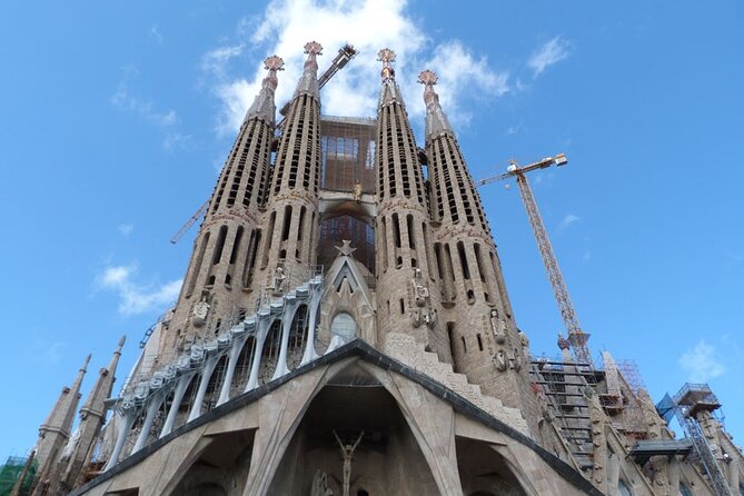 Gaudi and La Sagrada Familia Exterior Self-Guided Audio Tour - The app, offline use, and the biggest practical risk