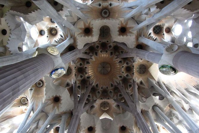 Gaudí Essential : Sagrada Familia Guided Tour - Inside Gaudí’s unfinished basilica