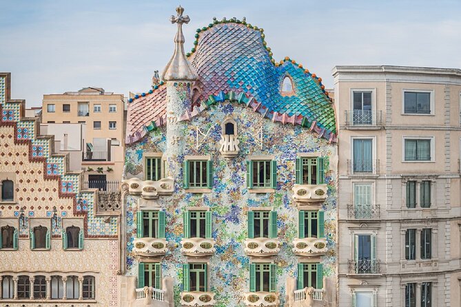 Gaudi Guided Tour: Casa Batllo, La Pedrera & Casa Vicens - The walk to La Pedrera along Barcelona’s grand avenue