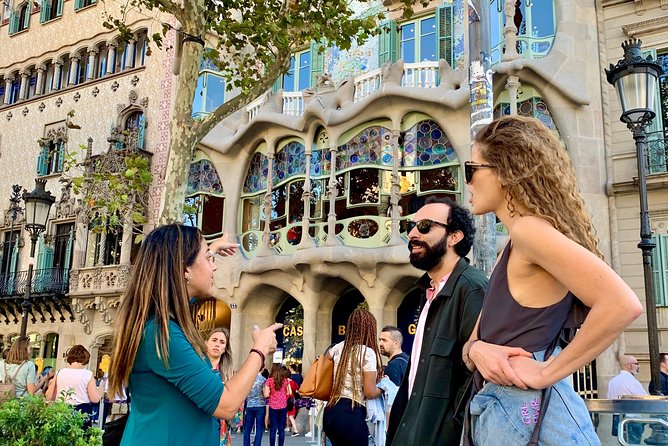 Gaudi, Modernisme And Spanish Wine - Meeting Juliana on Passeig de Gràcia