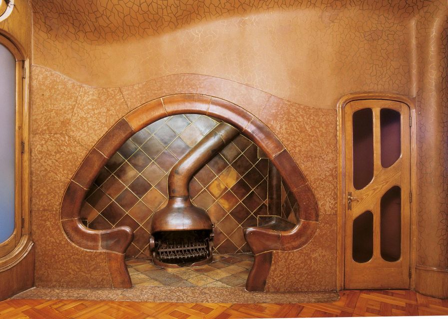 Gaudi's legacy.Exclusive tour to Park Güell & Casa Batlló - Taking the metro from Park Güell to the Eixample