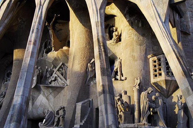 Gaudi's Modernist Legacy: Small Group Walking Tour - La Pedrera and the final phase of Gaudí’s work