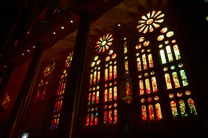 Gaudis Sunset Sagrada Familia and Parc Güell Guided English Tour - Meeting your guide at Sagrada Familia