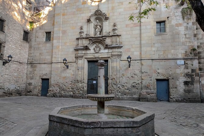 Gothic Quarter and Gaudí Small-Group Tour - Seeing Barcelona Cathedral from outside
