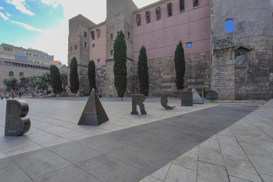 Gothic Quarter & Gaudí's Treasures Small-Group Tour - The Gothic Quarter: Barcelona’s best storybook streets