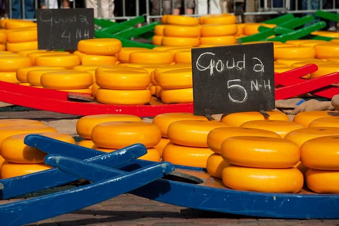 Gouda Private Walking Tour: History, Architecture & Cheese - Starting beside Gouda’s 15th-century city hall
