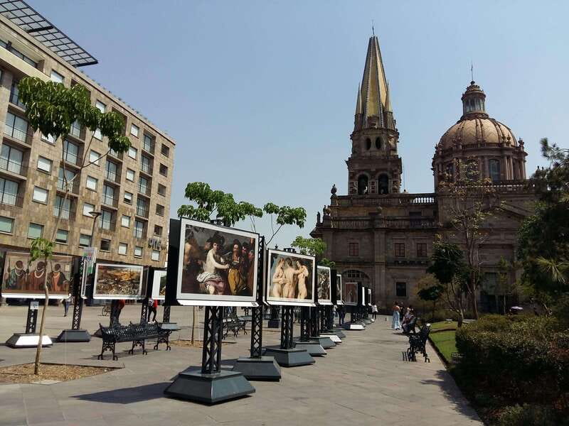 Guadalajara: Culture, Architecture, and Market Walking Tour - Rotonda de los Jaliscienses Ilustres and Plaza de Armas