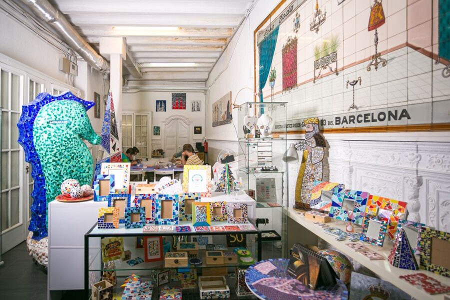 Guided Gaudí’s Trencadís Mosaic Workshop in Barcelona - Choosing a frame, box, animal, or other design