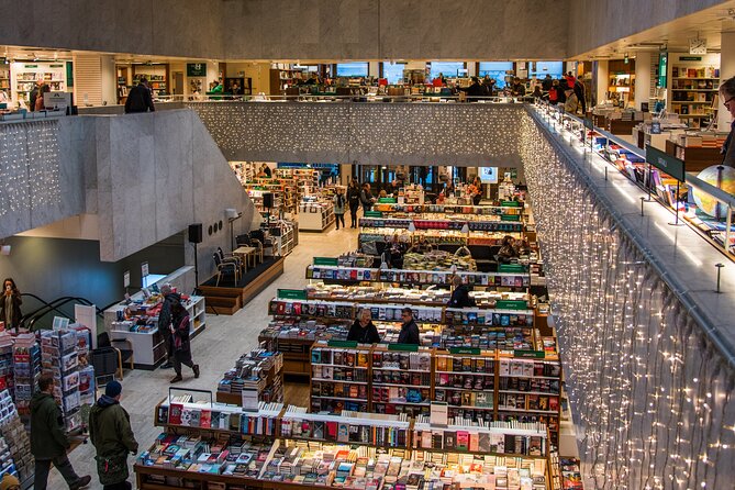 Helsinki architecture tour with a city planner - Helsinki Central Railway Station brings movement into the story