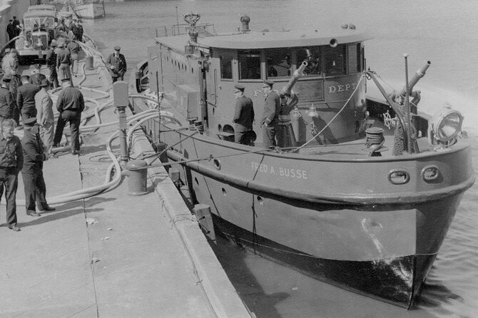 Historical and Architectural Chicago Fireboat River & Lake Cruise - Entering the Chicago River and its architecture