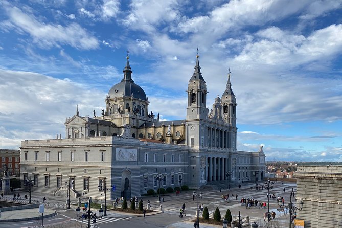 Madrid Historic with an architect : Arabs, Austrias and Bourbons - Reading the Royal Palace from the outside