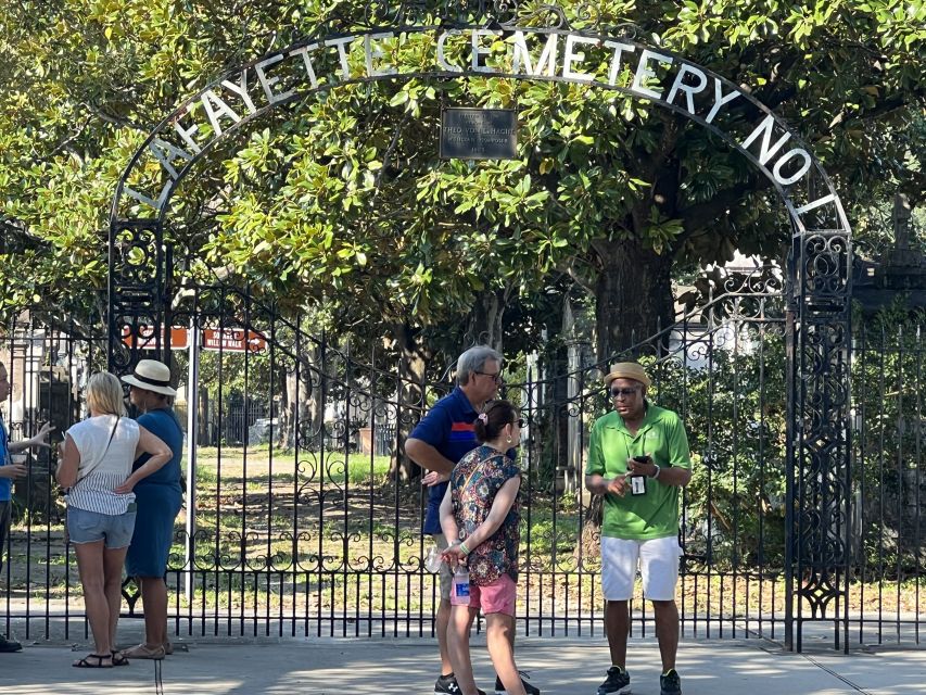 New Orleans : Garden District Architecture Walking tour - Lafayette Cemetery and the missing interior visit