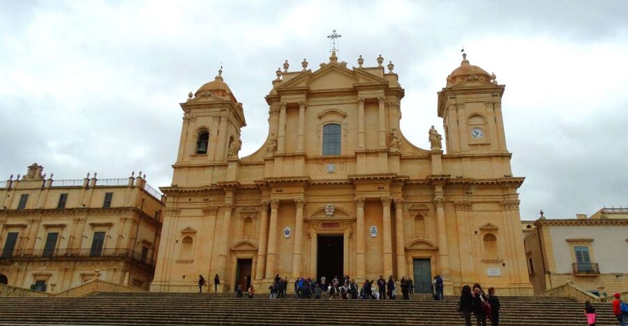 Noto: Sicilian Baroque Architecture Guided Walking Tour - Santa Chiara and the art of looking upward