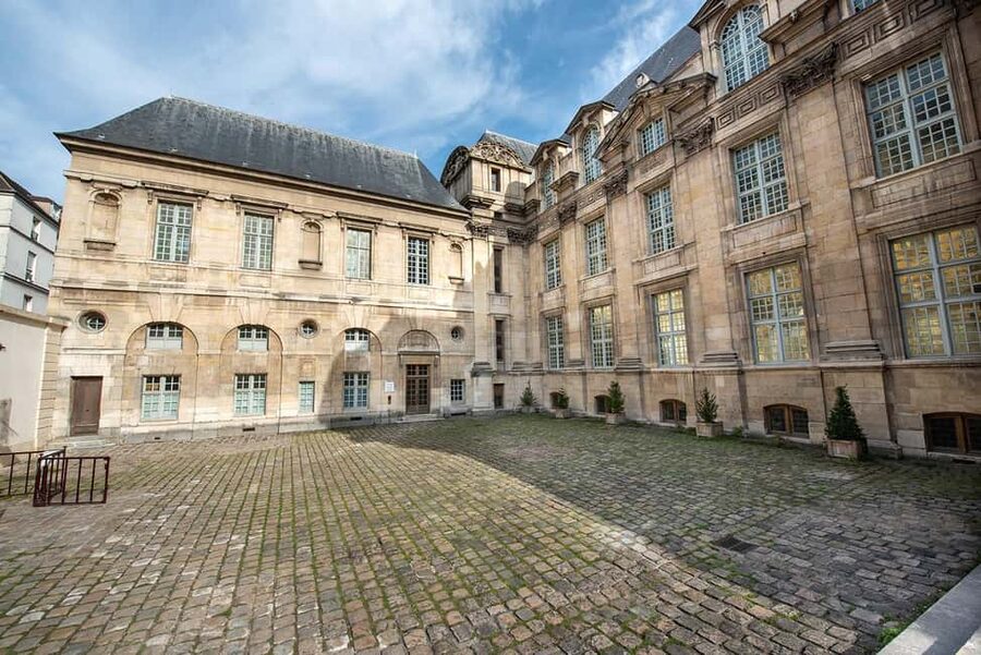 Paris: Discover the hidden architecture gems of Le Marais - Hôtel Lamoignon and the age of private mansions