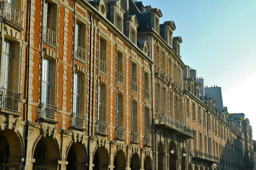 Paris: Discover the hidden architecture gems of Le Marais - Families, architecture fans, and first-time visitors