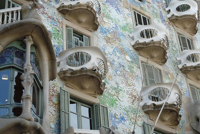 Park Guell and Sagrada Familia, Gaudí's Masterpieces Private Tour - Casa Milà, or La Pedrera, from the street