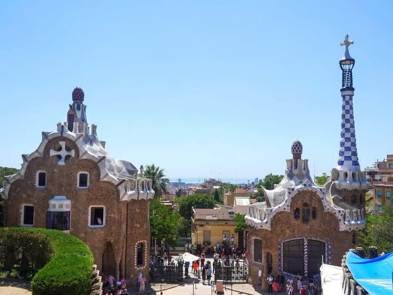 Park Güell: Guided Tour with Optional Gaudí Experience Entry - Guide quality and language considerations