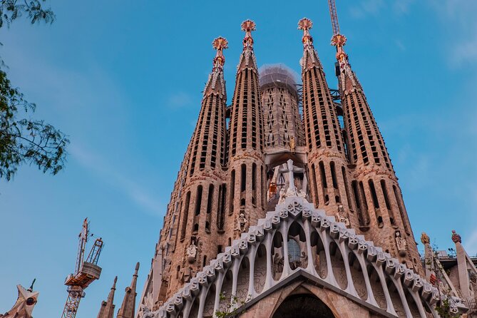 Photo Walking Tour Sagrada Familia and Gaudí in Barcelona - Casa Comalat and Palau Malaya off the main path