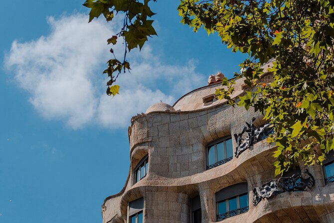 Photo Walking Tour Sagrada Familia and Gaudí in Barcelona - Photographing the Sagrada Família from the outside