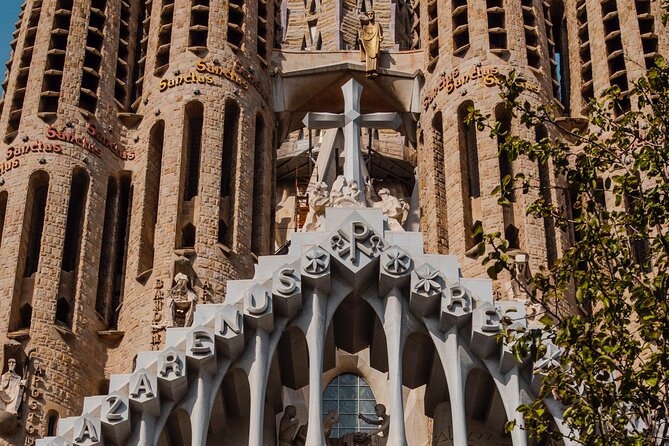 Photo Walking Tour Sagrada Familia and Gaudí in Barcelona - Ending at Farola Avinguda Gaudi