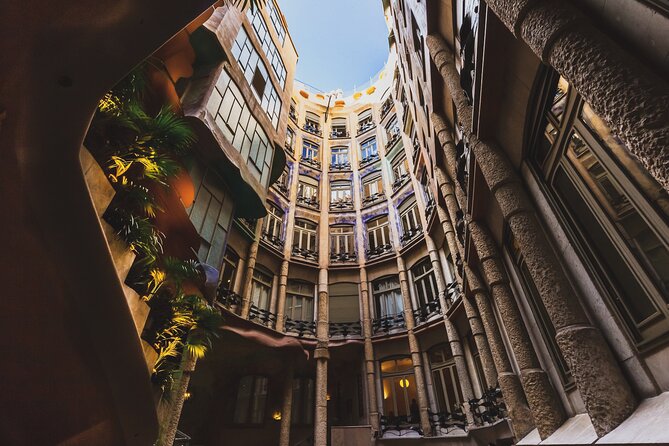 Private Barcelona Bike Tour, Gaudi's Art and Medieval Districts with Local Guide - Barceloneta and the waterfront