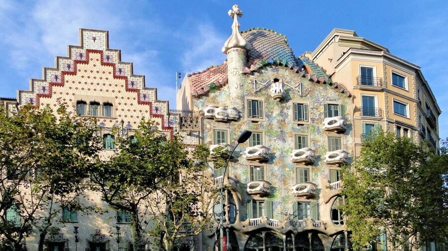 Private Barcelona Modernism and Gaudí Walking Tour - Passeig de Gràcia’s famous architectural trio