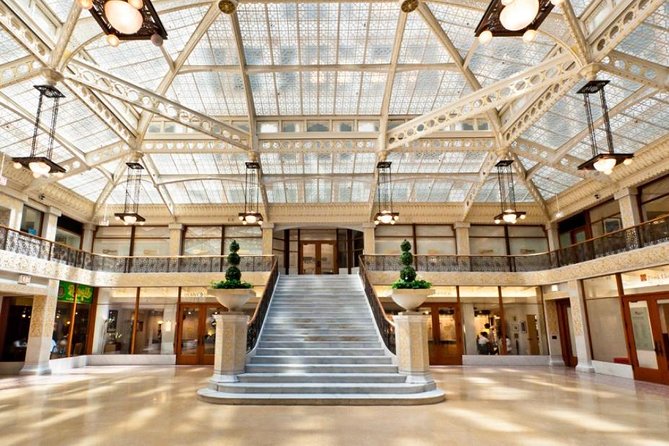 Private Chicago Architecture Tour - Chicago Riverwalk and the chance to go inside