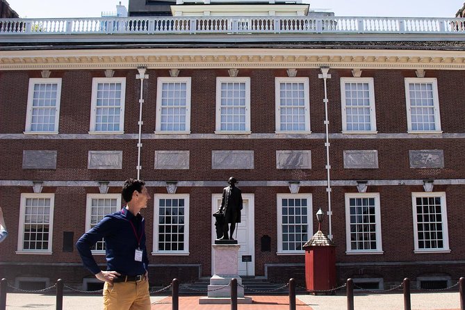 Private Philadelphia French/English Historical and Architectural Walking Tour - Starting among the symbols of Independence