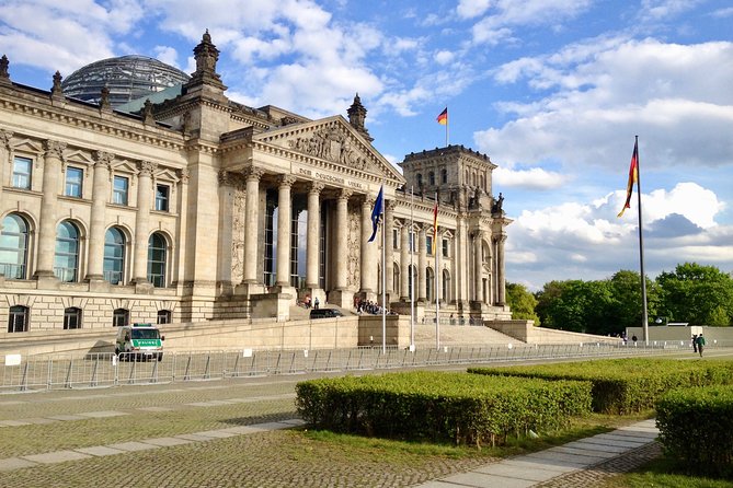 Private Taxi Tour City East & West History and Architecture 3-4h - Government Berlin from the Victory Column to the Reichstag