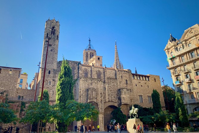 Ramblas, Old Town, Gothic and Gaudi Architecture Walking Tour - Group size, headset, and the short metro transfer