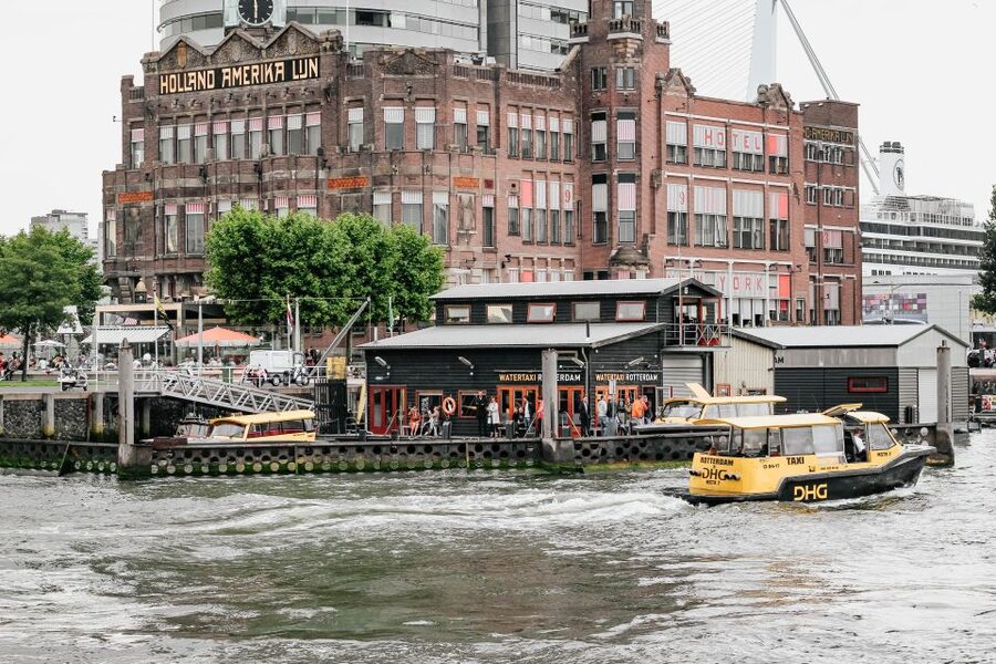 Rotterdam Architecture: Centre and South Bank with watertaxi - Meeting under the station clock