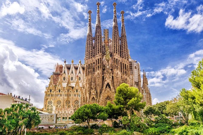 Sagrada Familia: Small Group Tour, hotel pick-up with Fast-Track - Guides who add real value