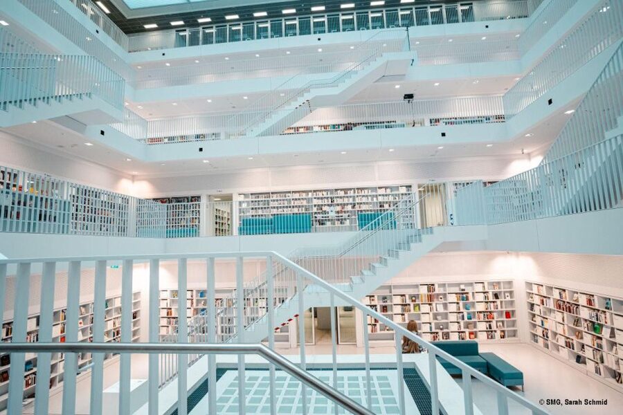 Stuttgart city library - an architectural tour - Meeting the guide opposite Milaneo