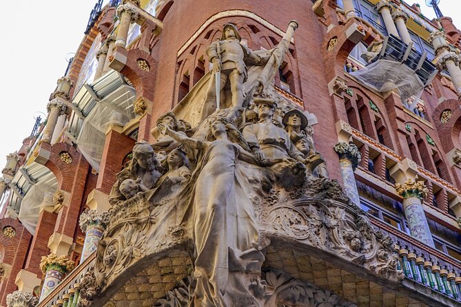 The wonders of architecture 2 hours on foot in Barcelona - What the guide adds beyond a photo walk